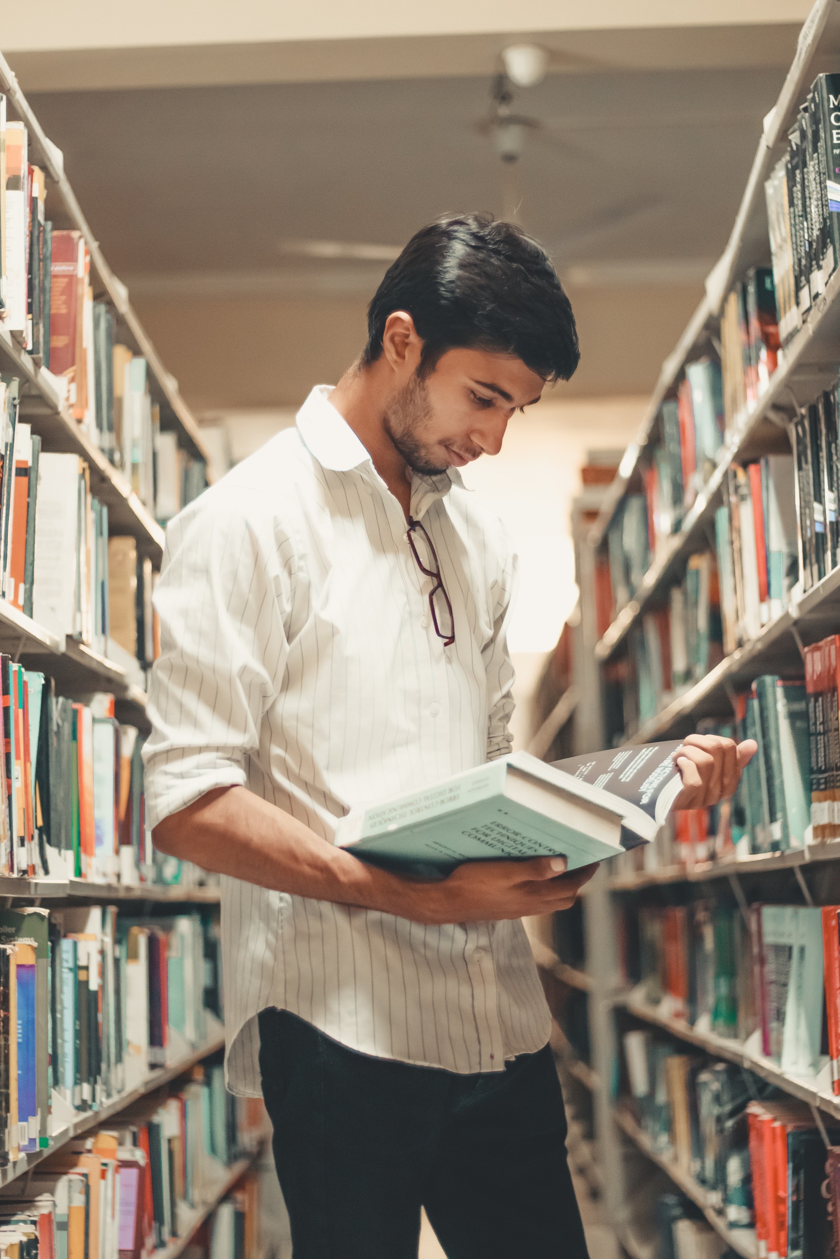 図書館で本を読む外国人学生の画像