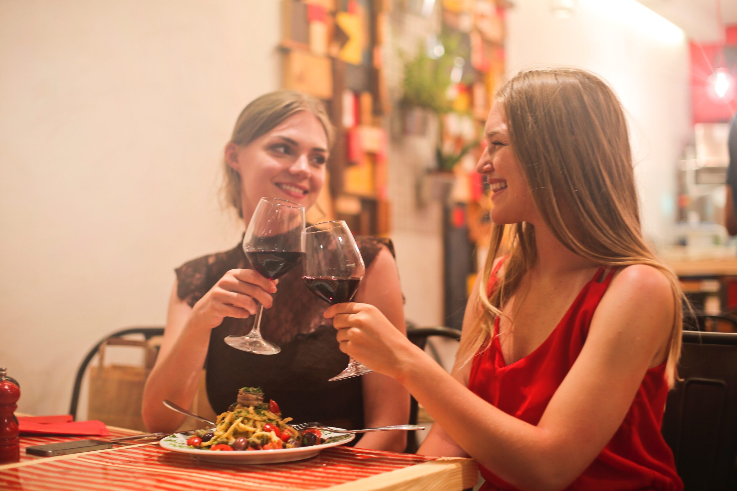 ワインを飲む二人の女性の画像