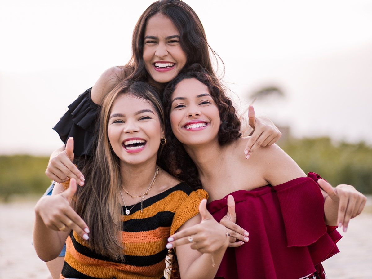 仲の良い3人の外国人女性の画像